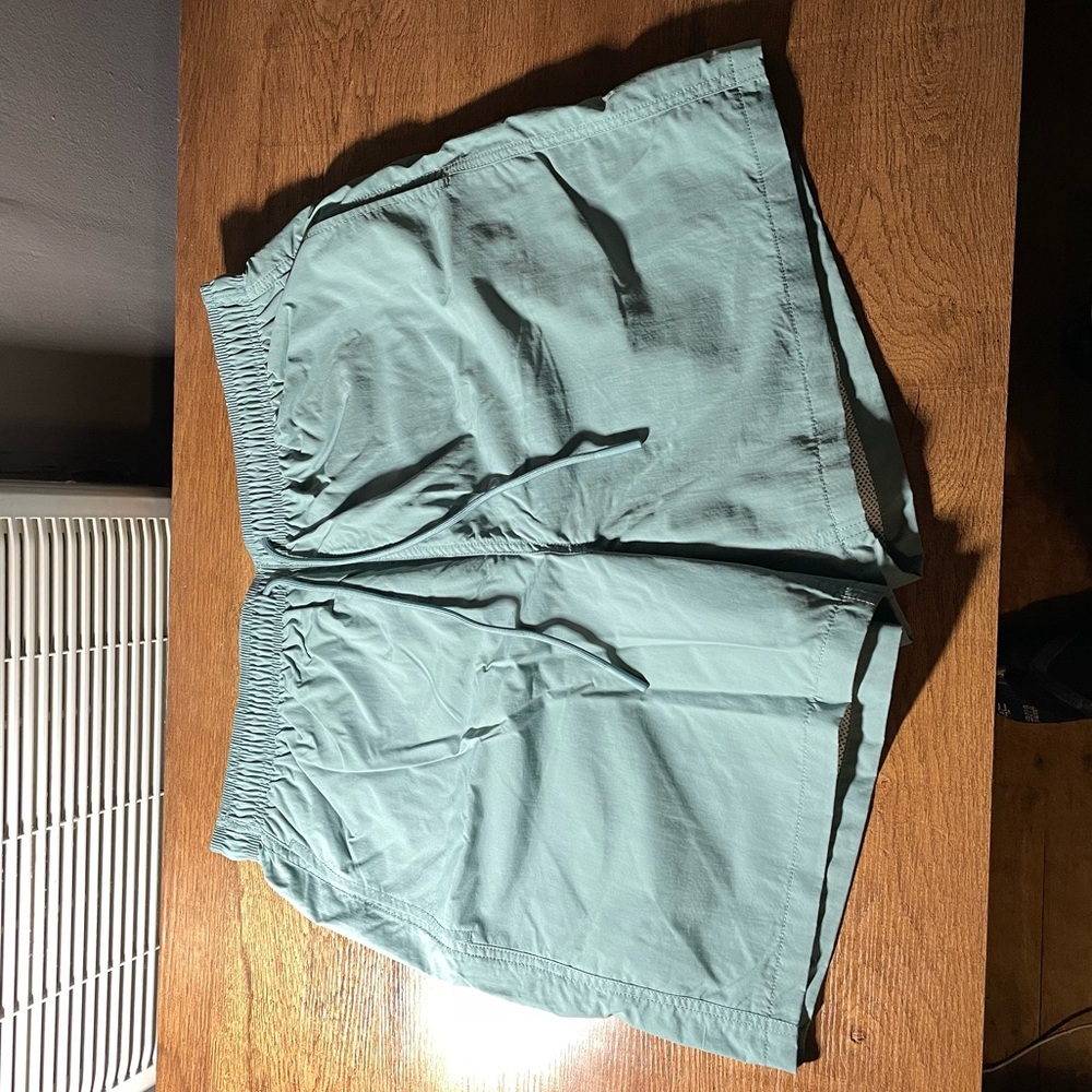 Mens athletic shorts